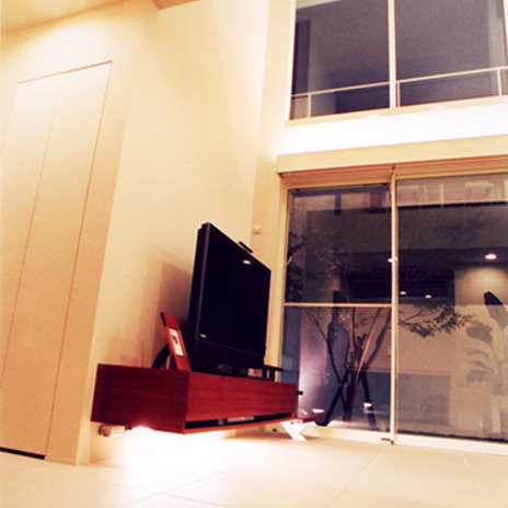 白いタイルを敷いたリビング