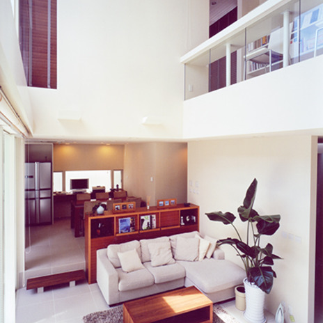 吹き抜けで開放的なリビング