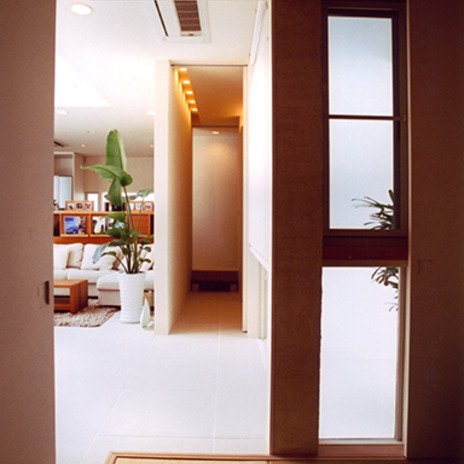 和室スペースからリビングを見る