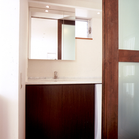 シンプルでスッキリとした洗面室