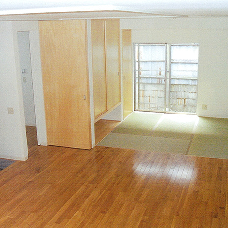 木材に包まれるリビング