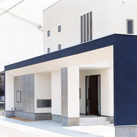 深みのあるブルーが印象的な外観