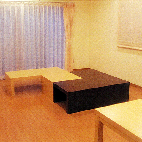 省スペースかつファッショナブルなL字テーブル