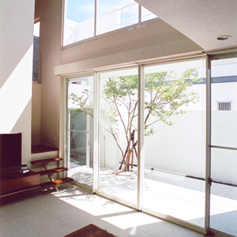 中庭の緑に癒されるリビング