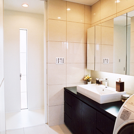 タイル張りで洗練された洗面室