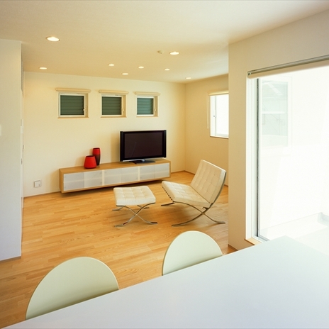 シンプルにくつろぐリビング