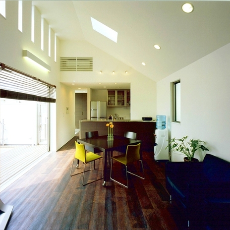 ウッドデッキからの自然光が入る部屋