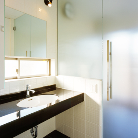 黒と白でシックにまとめた洗面スペース