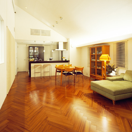 フローリング模様が印象的なリビング
