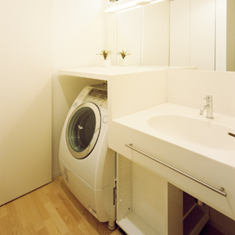 コンパクトに配置した洗面スペース