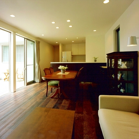 落ち着いた色合いの家具でまとめたスペース