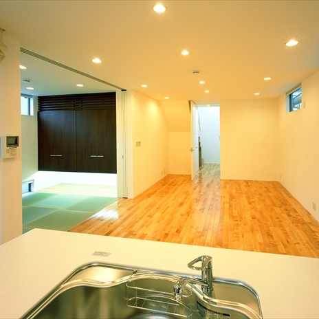 和室に繋がる扉を開けたリビング