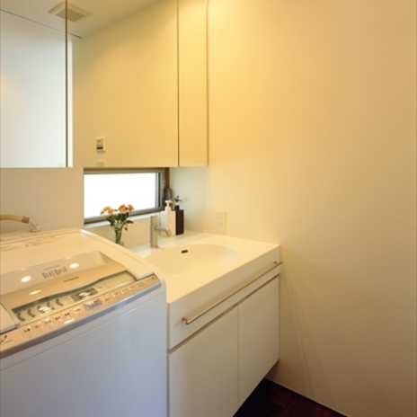 自然光や風が入る明るい洗面台