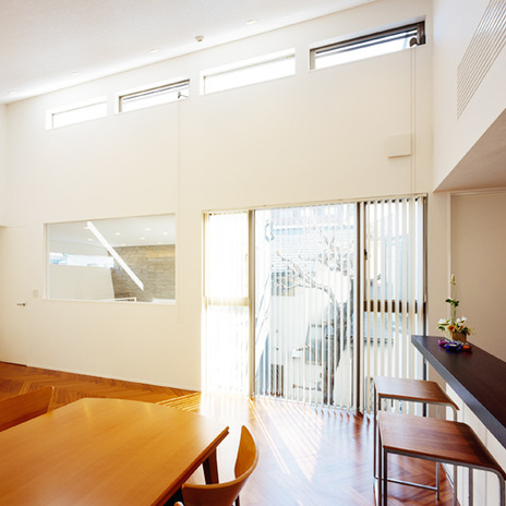 たくさんの窓から光が注ぐリビング