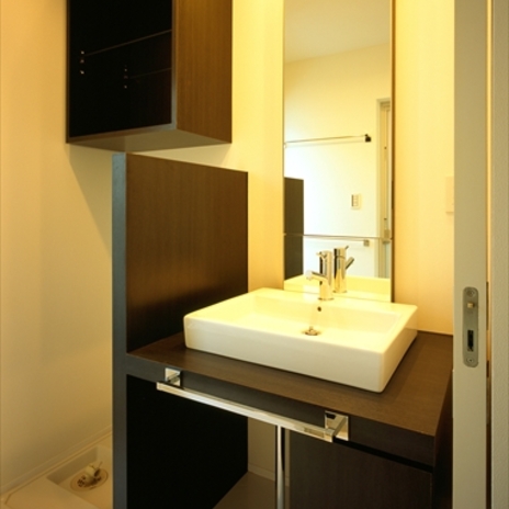 シックな色合いの洗面台