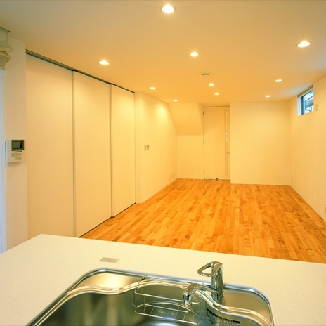 和室に繋がる扉を閉めたリビング