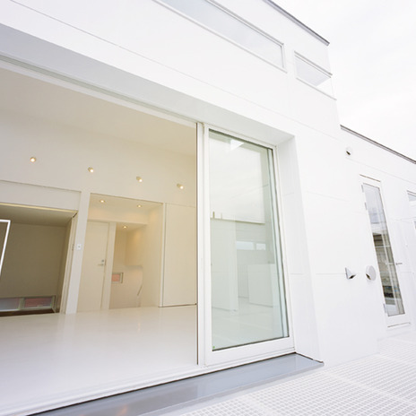 バルコニーから続くリビング