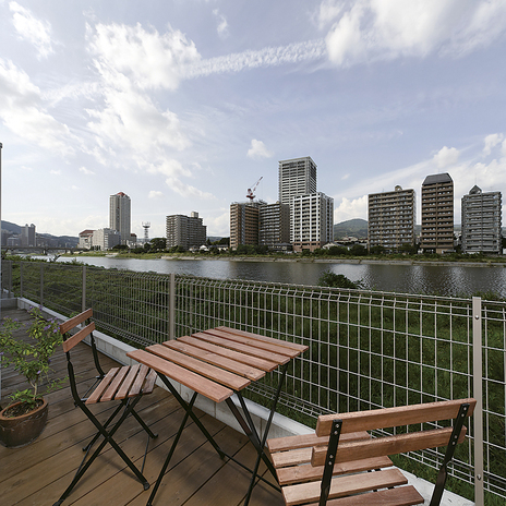 川辺のプライベートカフェテラスのような、何物にも代えがたい優雅なバルコニー