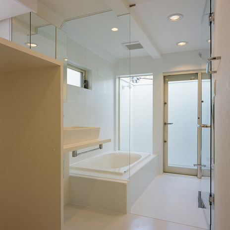 ガラス壁＋ガラスドアが、衛生的で透明感のある浴室