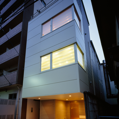 光＋眺望とプライバシーの両立を実現しつつ、無駄を削ぎ落とした外観