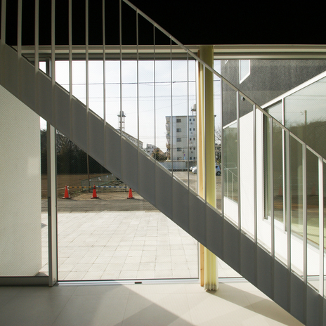 外階段のような素材を利用した、シンプルな階段