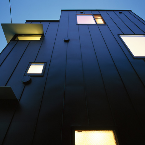 庇を薄めの一枚板にし、エッジの効いたイメージに仕上げた西面外観