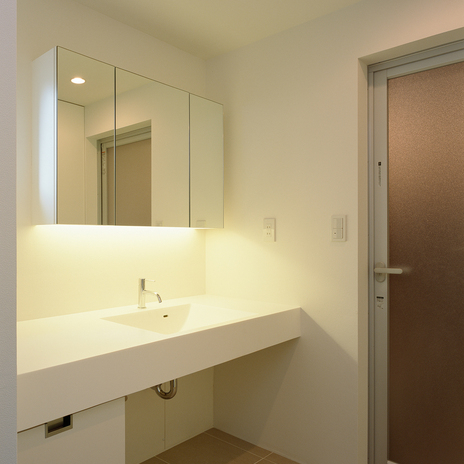 壁面収納下に照明を取り付け、手元からの明るさを取り入れた洗面所