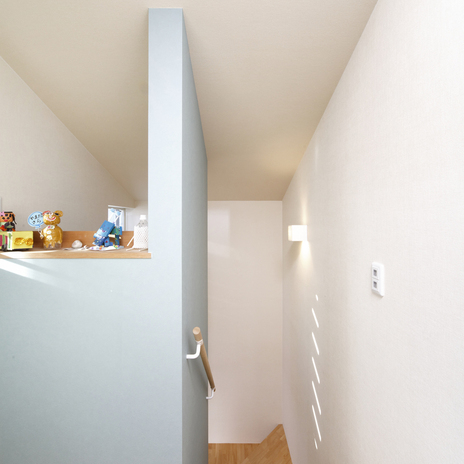 遠近法で奥行きを感じるよう、屋根の傾斜と合わせた緩やかな階段