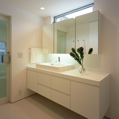 ハイサイドから爽やかな風と光りが入る、白でまとめた広々とした洗面所