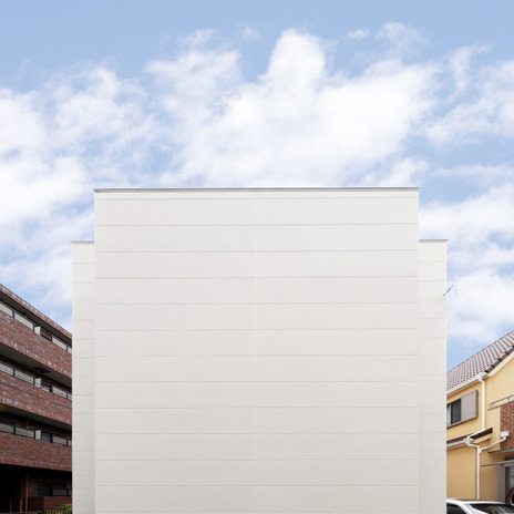 箱と一枚の板を組合わせたように見える、シンプルな立体物のような北面外観