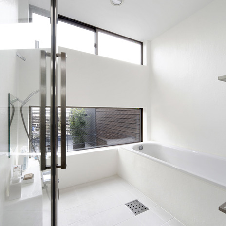 中庭を楽しみながらのんびりと入浴できる、天井高のある広々とした浴室