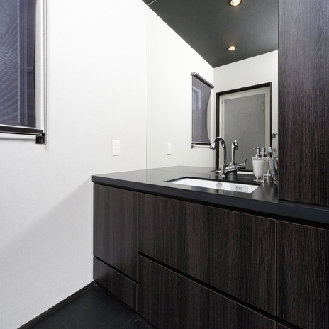 収納内に入れ込んだ、シンプルで清潔感ある鏡貼りの洗面