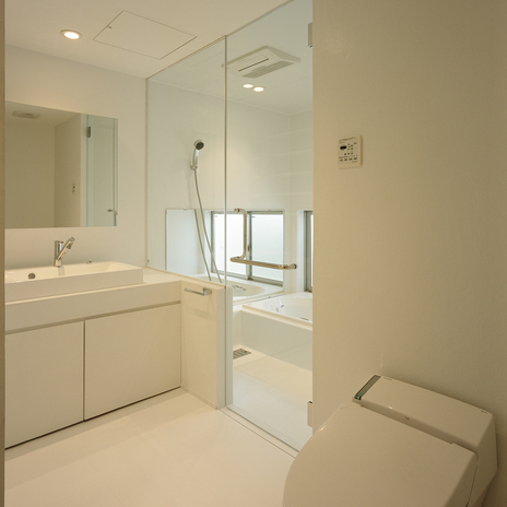 真っ白な空間とガラスでできた、衛生的で広々とした洗面・浴室・トイレ