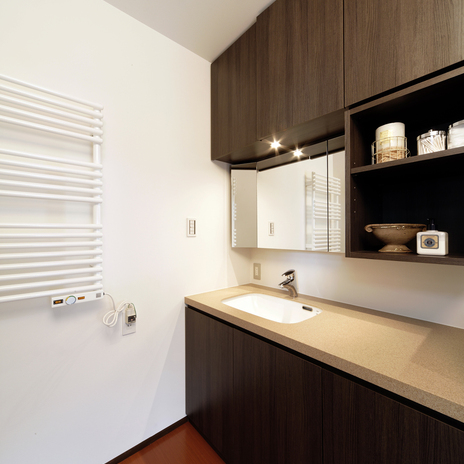 キッチン壁面のような壁面収納場所を多く作った、タオルウォーマー付洗面所