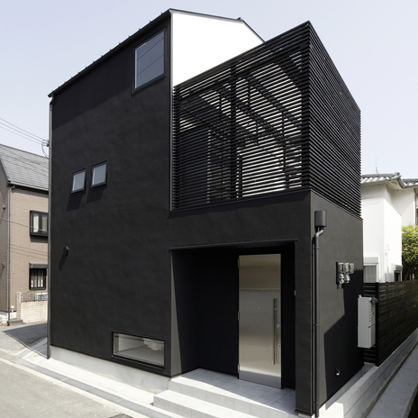 黒を帯びる家