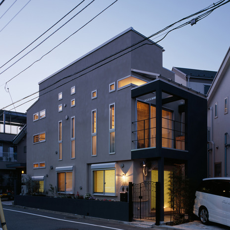 小さめの窓がたくさんある外観は、建物自体が照明器具のような佇まい