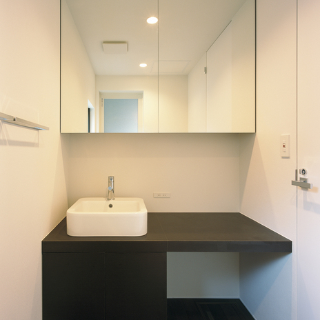 白黒でまとめた洗練された直線で統一された、センスのある洗面所