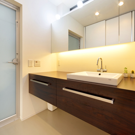 トップライトからの光と照明をうまく利用した、広く軽やかな洗面所