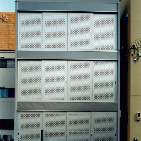 意匠性と防犯性を兼ね備えた、インパクトのあるアルミパンチング扉