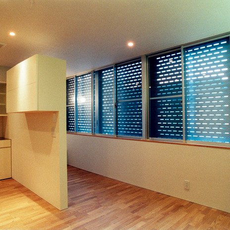 デザイン性と風を通す機能と両方を兼ね備えた、パンチングメタルの雨戸