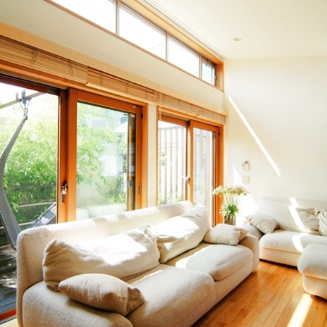 デッキテラスにつながるリビング