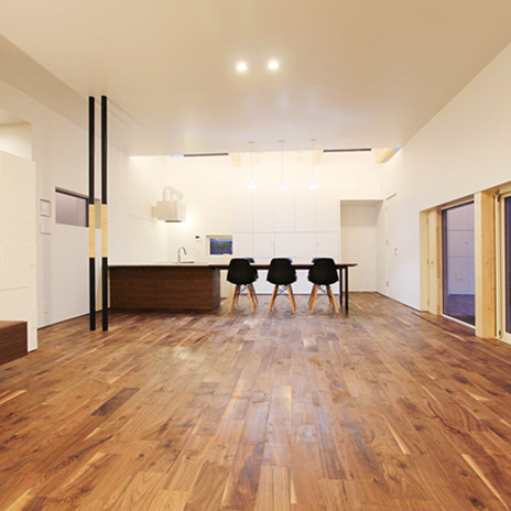 メインリビング　床材：ウォールナット無垢材