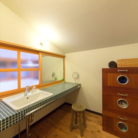 鏡が動く、洗面化粧カウンター