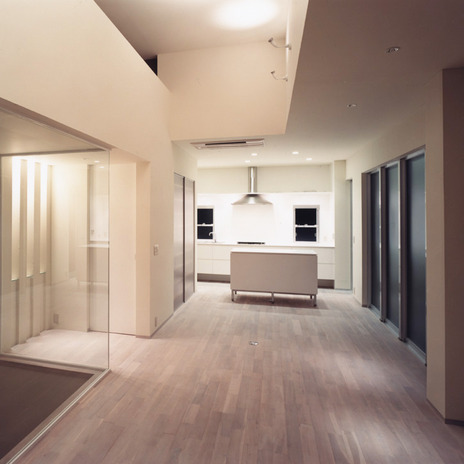 白染色仕上げのフローリングが、フレンチシンプルな大人のＬＤＫを演出している