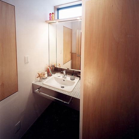 壁面を有効的に利用した、コンパクトな洗面台