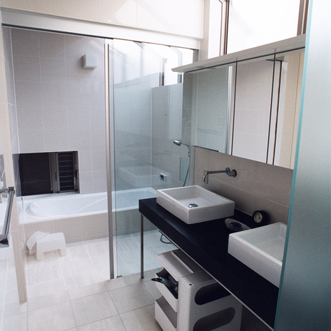 Ｌ字のトップライトが、大きめの床壁タイルに燦々と光を注ぐ洗面・浴室