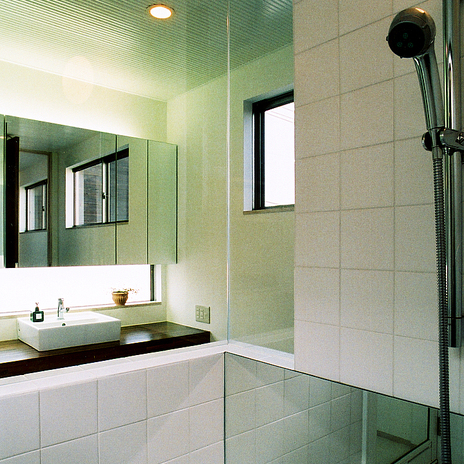 腰高上をガラス張りにし、視覚的な広さを感じさせた浴室