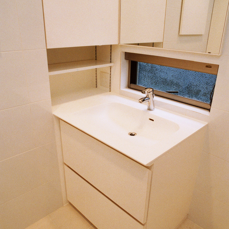 角をうまく利用した、コンパクトながらも収納力のある洗面所