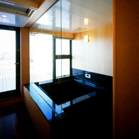 テラス越しに富士山を眺めるお風呂