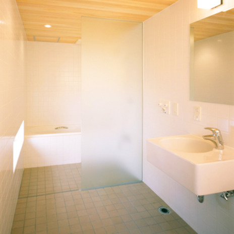 テラスに向けた窓がアクセントのシンプルな水まわり